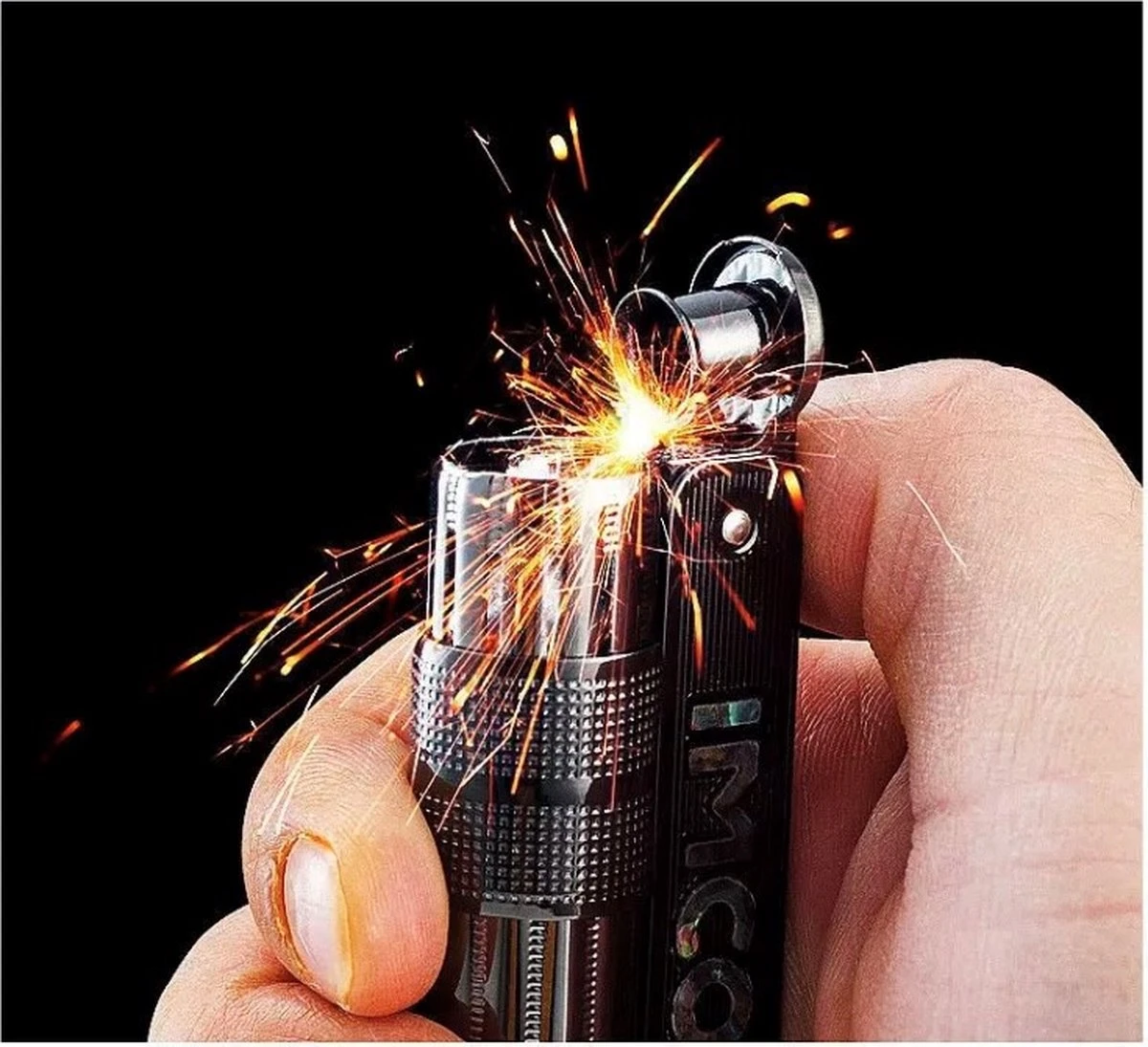 Merkloos Aansteker Metaal In De Kleur Silver Op Benzine 4 Merkloos Aansteker Metaal In De Kleur Silver Op Benzine - Afbeelding 4