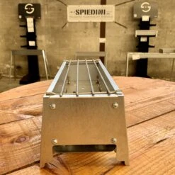 Spiedini Saté-bbq Bali 40 Mini - Kleine, Smalle Houtskoolbarbecue Met Horizontaal Rooster Voor Sate Of Andere Spiesjes - 40 Cm Lang, 11 Cm Breed, 14 Cm Hoog - Ideaal Voor Tuin- Of Open Haard, Of Balkon - Materiaal: Gealuminiseerd Ijzer -Optimaal Barbecue Winkel 1200x1200 2