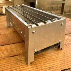 Spiedini Saté-bbq Bali 40 Mini - Kleine, Smalle Houtskoolbarbecue Met Horizontaal Rooster Voor Sate Of Andere Spiesjes - 40 Cm Lang, 11 Cm Breed, 14 Cm Hoog - Ideaal Voor Tuin- Of Open Haard, Of Balkon - Materiaal: Gealuminiseerd Ijzer -Optimaal Barbecue Winkel 1200x1200 3