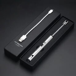 Oplaadbare Lange Elektrische Aansteker Buigbaar - Buigbare Aansteker - Duurzame Plasma Aansteker - Inclusief Cadeauverpakking - BBQ – Kaarsen – Zilver -Optimaal Barbecue Winkel 1200x1200 338