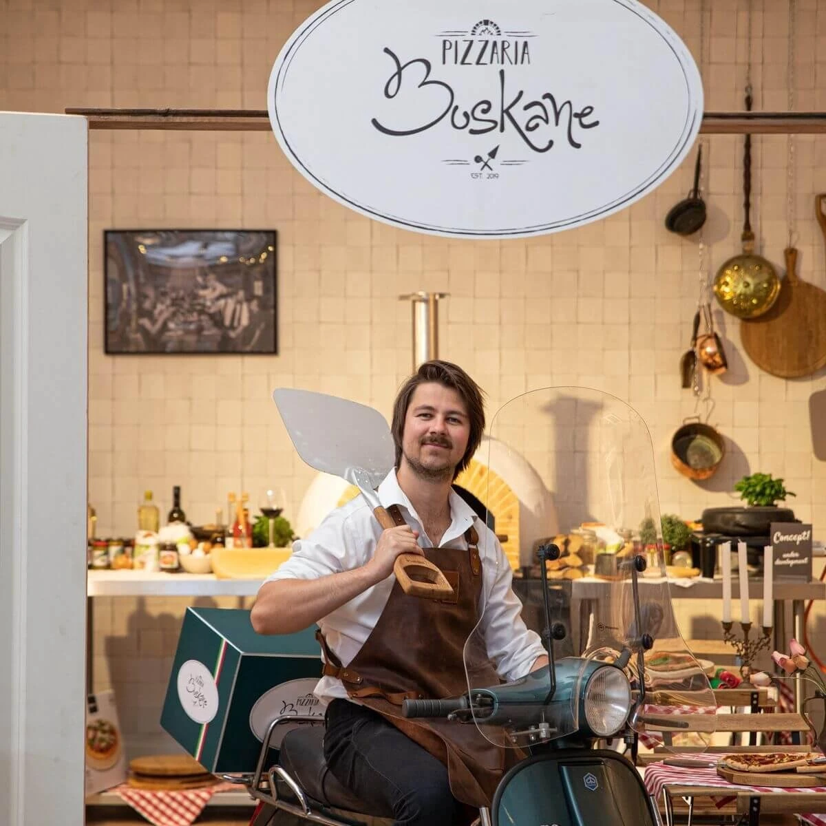 Boska Pizzaschep Barbecue - Kort Handvat - Stabiel - Aluminium - Eikenhout - BBQ Accessoires 15 Boska Pizzaschep Barbecue - Kort Handvat - Stabiel - Aluminium - Eikenhout - BBQ Accessoires - Afbeelding 15