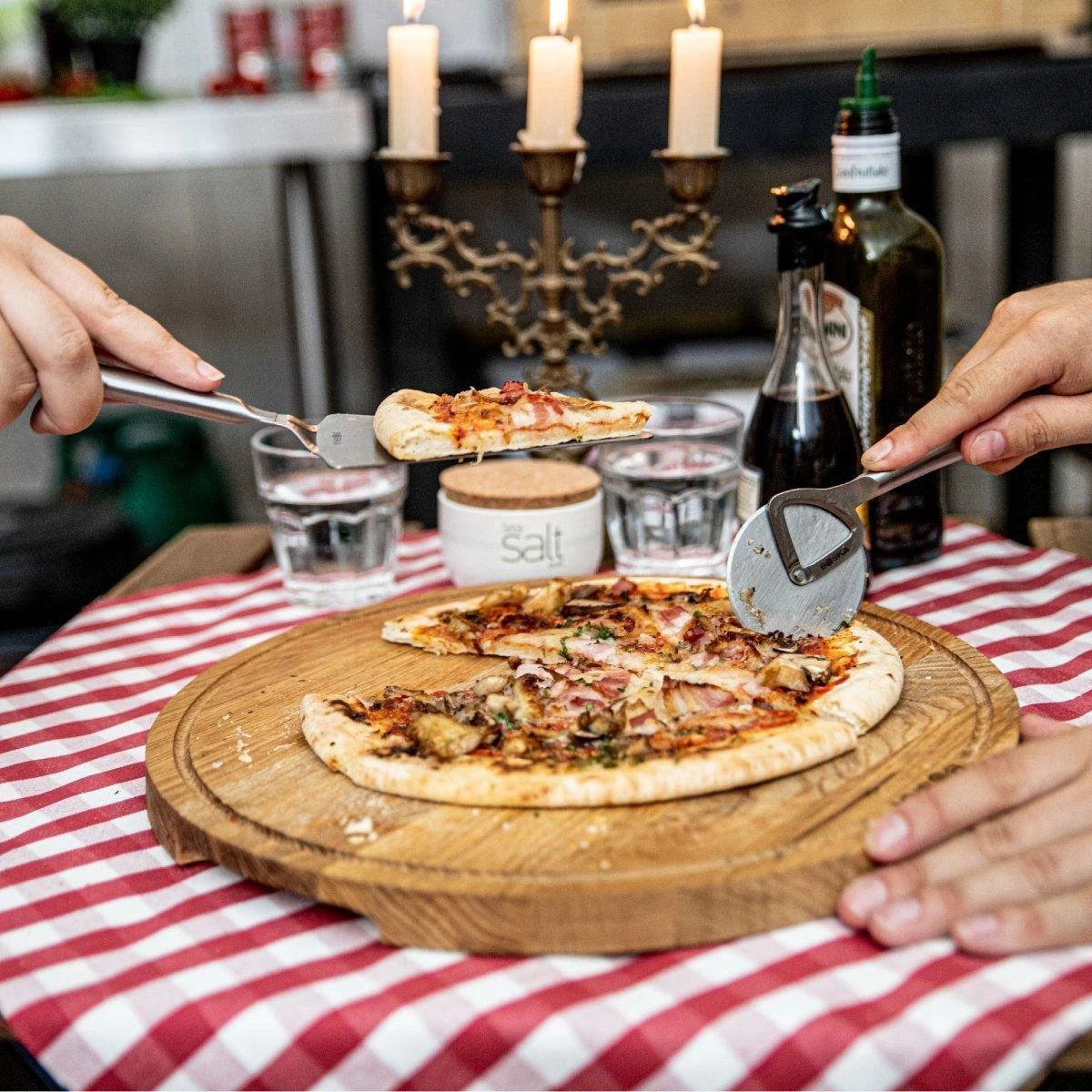 Boska Pizzaplank Friends L - BBQ Accessoires - Eikenhout - Handige Opvanggeul - Ø 34 Cm 4 Boska Pizzaplank Friends L - BBQ Accessoires - Eikenhout - Handige Opvanggeul - Ø 34 Cm - Afbeelding 4