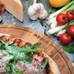 Boska Pizzaplank Friends L - BBQ Accessoires - Eikenhout - Handige Opvanggeul - Ø 34 Cm 21 Boska Pizzaplank Friends L - BBQ Accessoires - Eikenhout - Handige Opvanggeul - Ø 34 Cm -Optimaal Barbecue Winkel 1200x1200 533