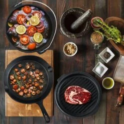 Dutch Mountains Gietijzeren Pannenset 7-delig - Dutch Oven – Braadpan - Grillpan - Hapjespan - Kookset In Houten Transportkist - Deksellifter - Brander -Optimaal Barbecue Winkel 1200x1200 545