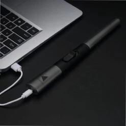 Oplaadbare Lange Elektrische Aansteker - Duurzame Plasma Aansteker – Luxe Aansteker - Inclusief Cadeauverpakking - BBQ – Kaarsen - Zwart -Optimaal Barbecue Winkel 1200x1200 733