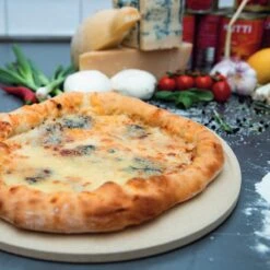 Boska Pizzasteen Deluxe - Voor Oven & BBQ - Knapperige Pizza's - Ø 29.5 Cm - BBQ Accessoires 37 Boska Pizzasteen Deluxe - Voor Oven & BBQ - Knapperige Pizza's - Ø 29.5 Cm - BBQ Accessoires -Optimaal Barbecue Winkel 1200x1200 775