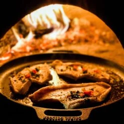 Valhal Outdoor Skillet / Plancha / Koekenpan - Gietijzer - Diameter 35cm, Twee Handvatten, VH35F -Optimaal Barbecue Winkel 1200x1200 777