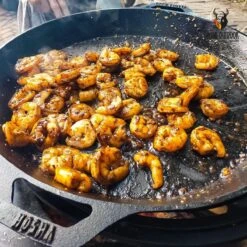 Valhal Outdoor Skillet / Plancha / Koekenpan - Gietijzer - Diameter 35cm, Twee Handvatten, VH35F -Optimaal Barbecue Winkel 1200x1200 778