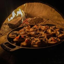 Valhal Outdoor Skillet / Plancha / Koekenpan - Gietijzer - Diameter 35cm, Twee Handvatten, VH35F -Optimaal Barbecue Winkel 1200x1200 779