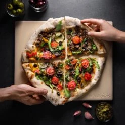 Navaris Pizzasteen XL Voor Oven En Barbecue - Rechthoekige Pizzaplaat 38 X 30 Cm - Inclusief Pizzaschep Met Extra Lang Handvat En Receptenboek 10 Navaris Pizzasteen XL Voor Oven En Barbecue - Rechthoekige Pizzaplaat 38 X 30 Cm - Inclusief Pizzaschep Met Extra Lang Handvat En Receptenboek -Optimaal Barbecue Winkel 1200x1200 864