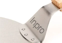 Inpro Pizzaschep RVS - Rond - Voor BBQ En Oven - Pizzaspatel - Taartschep - Houten Handvat - BBQ Gereedschap - Keukengerei - 30 Cm Diameter - Spatel 23 Inpro Pizzaschep RVS - Rond - Voor BBQ En Oven - Pizzaspatel - Taartschep - Houten Handvat - BBQ Gereedschap - Keukengerei - 30 Cm Diameter - Spatel -Optimaal Barbecue Winkel 1200x842 2