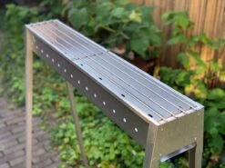 Spiedini Saté-bbq Bali 80 - Saté Houtskoolbarbecue Met Horizontaal Rooster - 80 Cm Lang, 11 Cm Breed - Materiaal: Gealuminiseerd Ijzer -Optimaal Barbecue Winkel 1200x899 3