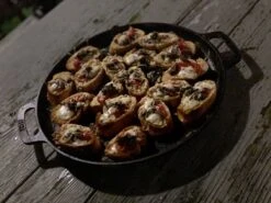 Valhal Outdoor Skillet / Plancha / Koekenpan - Gietijzer - Diameter 35cm, Twee Handvatten, VH35F -Optimaal Barbecue Winkel 1200x900 43