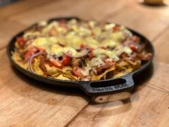 Valhal Outdoor Skillet / Plancha / Koekenpan - Gietijzer - Diameter 35cm, Twee Handvatten, VH35F -Optimaal Barbecue Winkel 1200x900 45